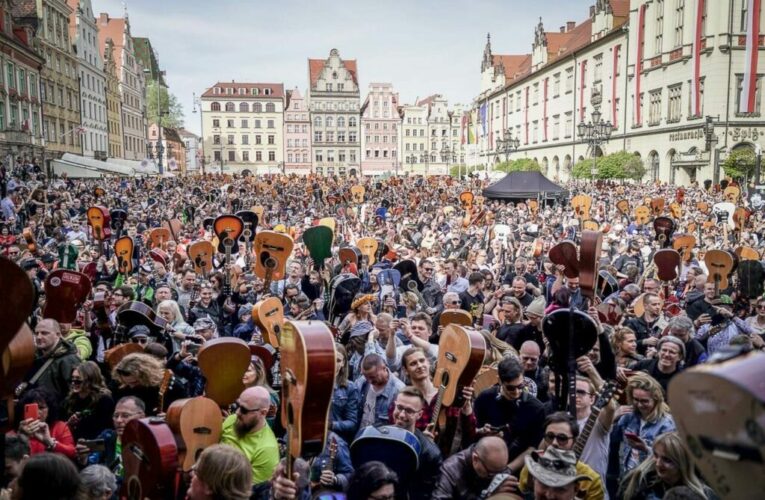 Gitarowy-Rekord-Swiata-rynek-wroclaw-1024x682  Foto: 