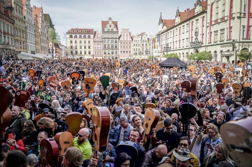 Gitarowy-Rekord-Swiata-rynek-wroclaw-1024x682  Foto: 