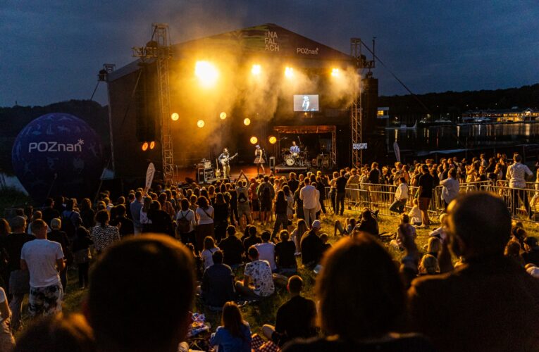 Koncert_nad_Maltą_-_oświetlona_scena_i_publiczność_przed_nią  Foto: 