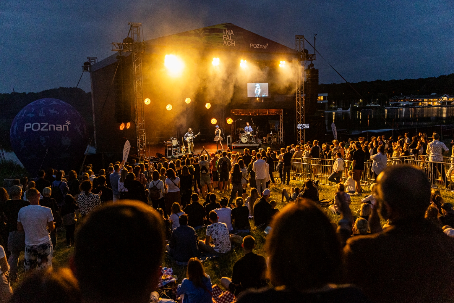 Koncert_nad_Maltą_-_oświetlona_scena_i_publiczność_przed_nią  Foto: 