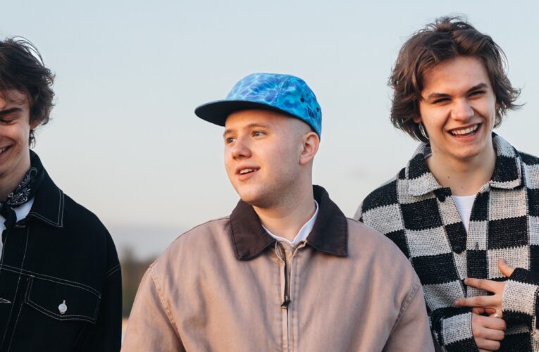 PROJEKT WOW, czyli trio wokalistów pokolenia gen Z, w coverze hitu „Miliony monet”!  Foto: materiały prasowe / Sony Music Polska