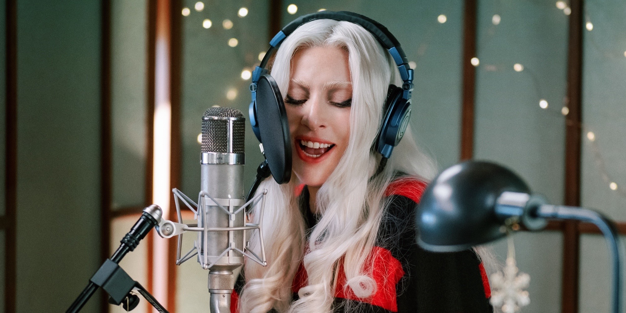 Lady Gaga śpiewa „Santa Claus is Coming to Town”  Foto: materiały prasowe / Universal Music Polska