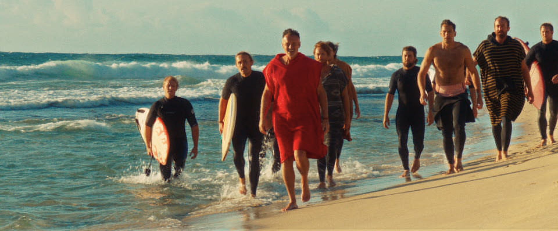 „Surfer” z Nicolasem Cage’em ma aż 87 proc. pozytywnych opinii na Rotten Tomatoes! Dlaczego widzowie powinni KONIECZNIE go obejrzeć?  Foto: materiały prasowe / Monolith Films