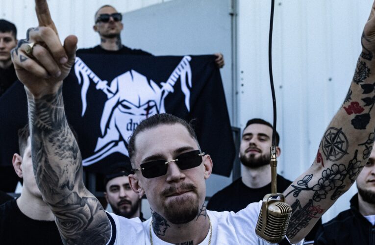 Nowaczkiewicz z nowym numerem. “Randkowałem z biedą” już w digitalu  Foto: materiały prasowe / Warner Music Polska
