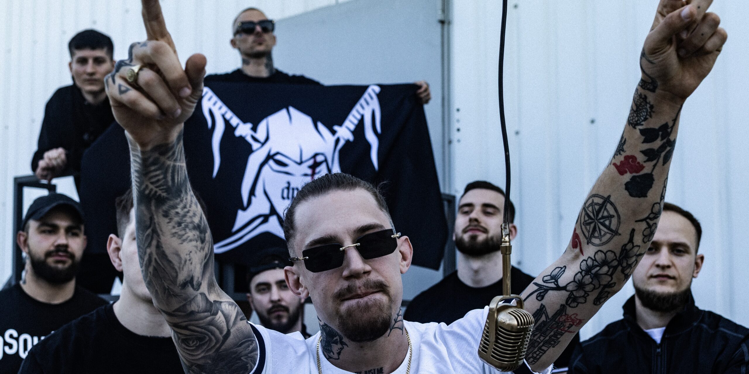 Nowaczkiewicz z nowym numerem. “Randkowałem z biedą” już w digitalu  Foto: materiały prasowe / Warner Music Polska