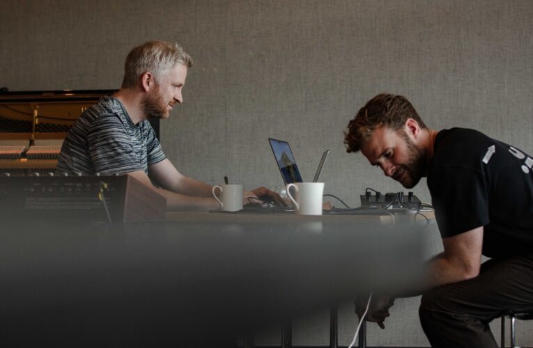 Ólafur Arnalds i Talos na wspólnym albumie „A Dawning”  Foto: materiały prasowe / Universal Music Polska