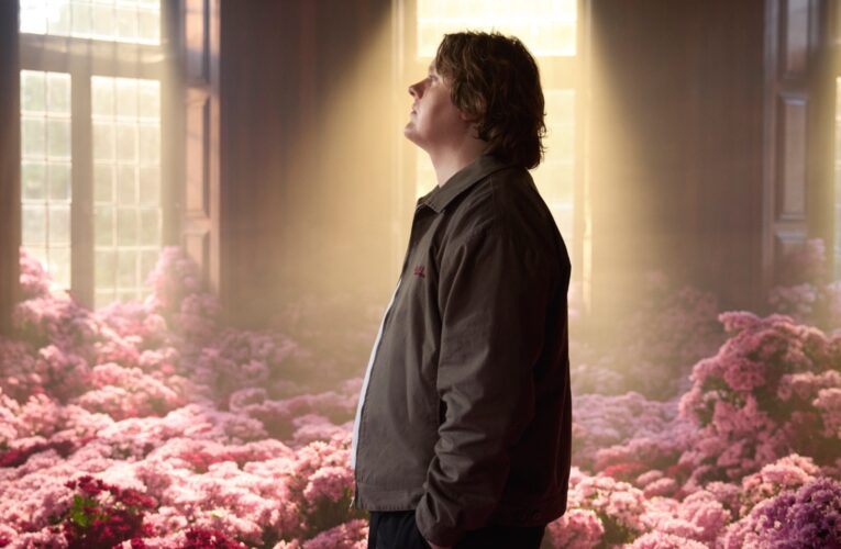 Lewis Capaldi szczerze o chorobie w poruszającym utworze „Survive”  Foto: materiały prasowe / Universal Music Polska