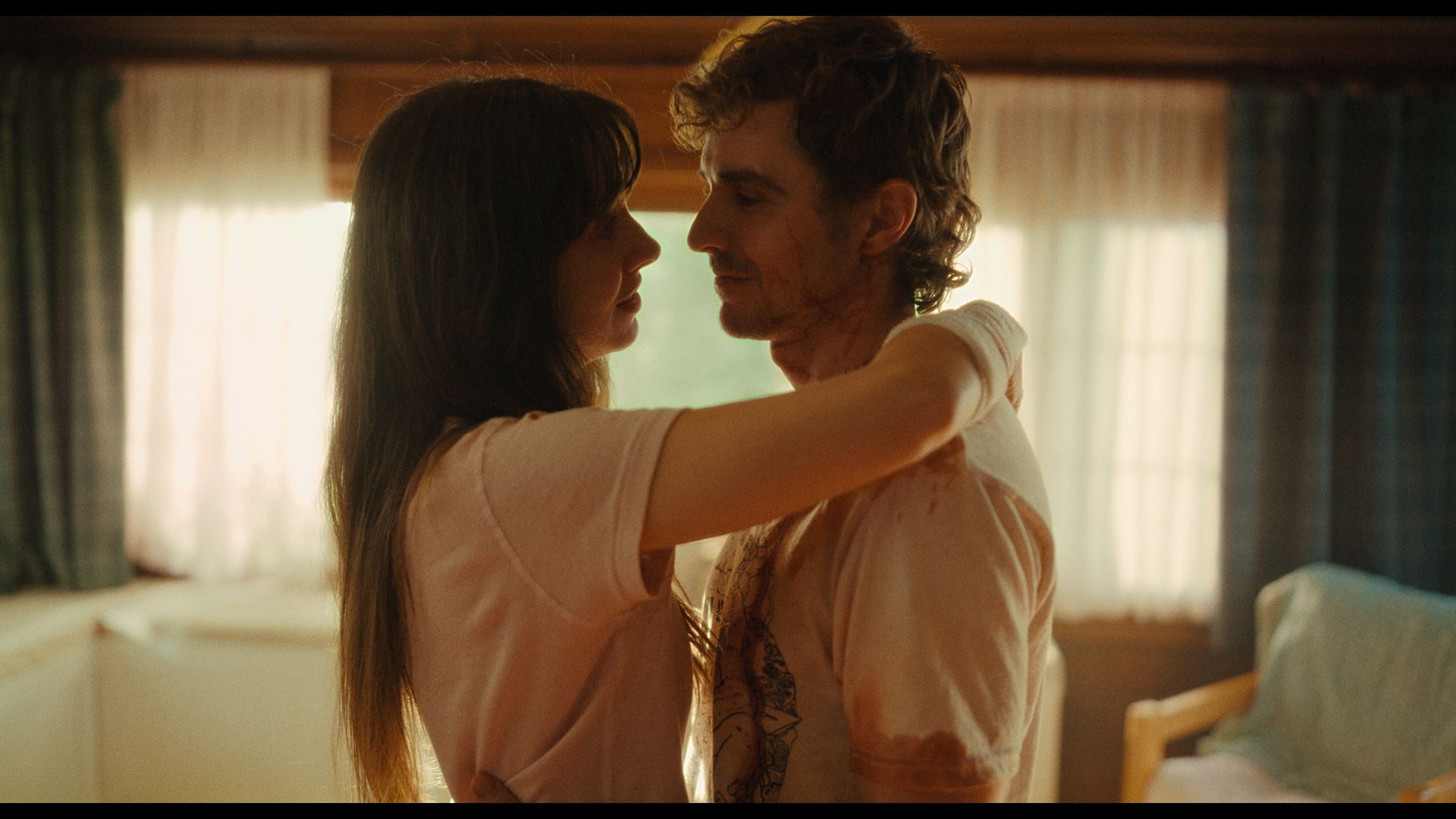 „Substancja” była tylko początkiem: Dave Franco i Alison Brie przesuną granicę niewyobrażalnego w „Together”  Foto: materiały prasowe / Monolith Films