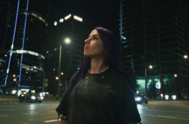 „Trzymaj się ode mnie jak najdalej” - Efi rozlicza się z toksycznością relacji na klubowym beacie  Foto: materiały prasowe / Warner Music Polska