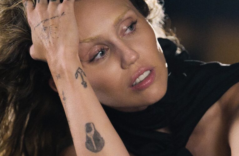 MILEY CYRUS WYDAJE ROZSZERZONĄ EDYCJĘ ALBUMU SOMETHING BEAUTIFUL (DELUXE) WRAZ Z NOWYM SINGIEL „SECRETS”  Foto: materiały prasowe / Sony Music Polska