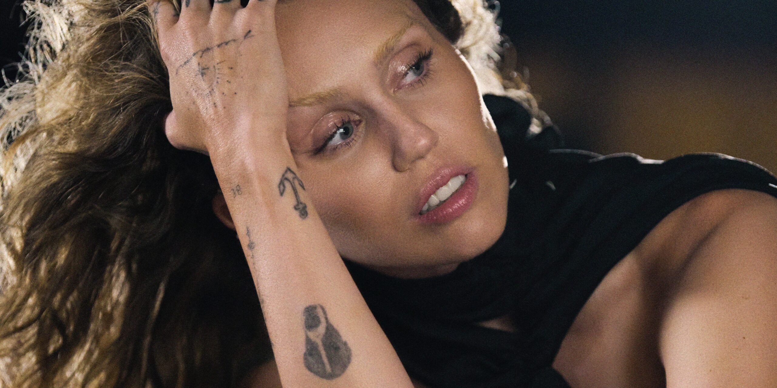 MILEY CYRUS WYDAJE ROZSZERZONĄ EDYCJĘ ALBUMU SOMETHING BEAUTIFUL (DELUXE) WRAZ Z NOWYM SINGIEL „SECRETS”  Foto: materiały prasowe / Sony Music Polska