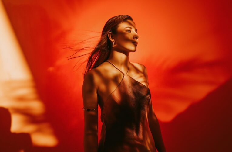 Martyna Wrochna maluje w nowym singlu „O nas”  Foto: materiały prasowe / Sony Music Polska