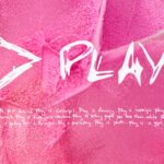 Ed Sheeran wydał najnowszy album "Play", przy okazji prezentując oficjalny teledysk do singla "Camera", w którym wystąpiła Phoebe Dynevor  Foto: materiały prasowe / Warner Music Polska
