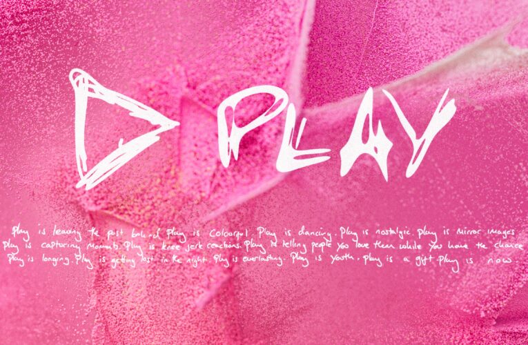 Ed Sheeran wydał najnowszy album "Play", przy okazji prezentując oficjalny teledysk do singla "Camera", w którym wystąpiła Phoebe Dynevor  Foto: materiały prasowe / Warner Music Polska