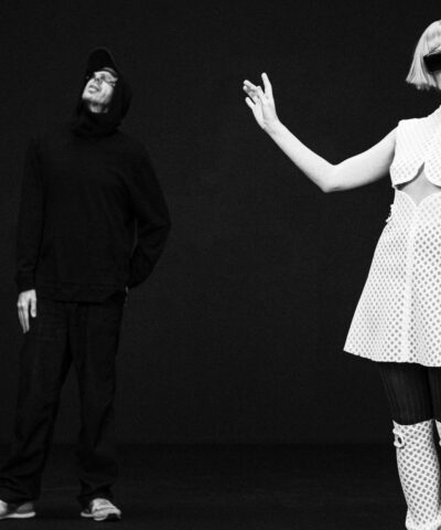 Tom Rowlands z The Chemical Brothers i AURORA łączą siły w projekcie TOMORA  Foto: materiały prasowe / Universal Music Polska