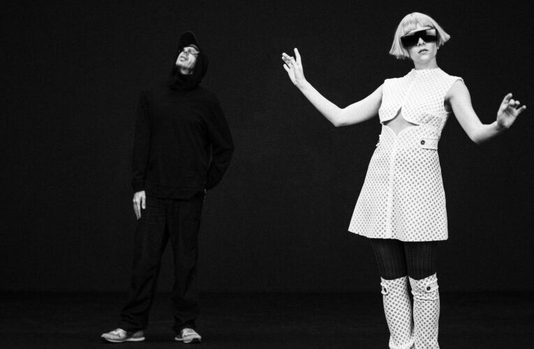 Tom Rowlands z The Chemical Brothers i AURORA łączą siły w projekcie TOMORA  Foto: materiały prasowe / Universal Music Polska