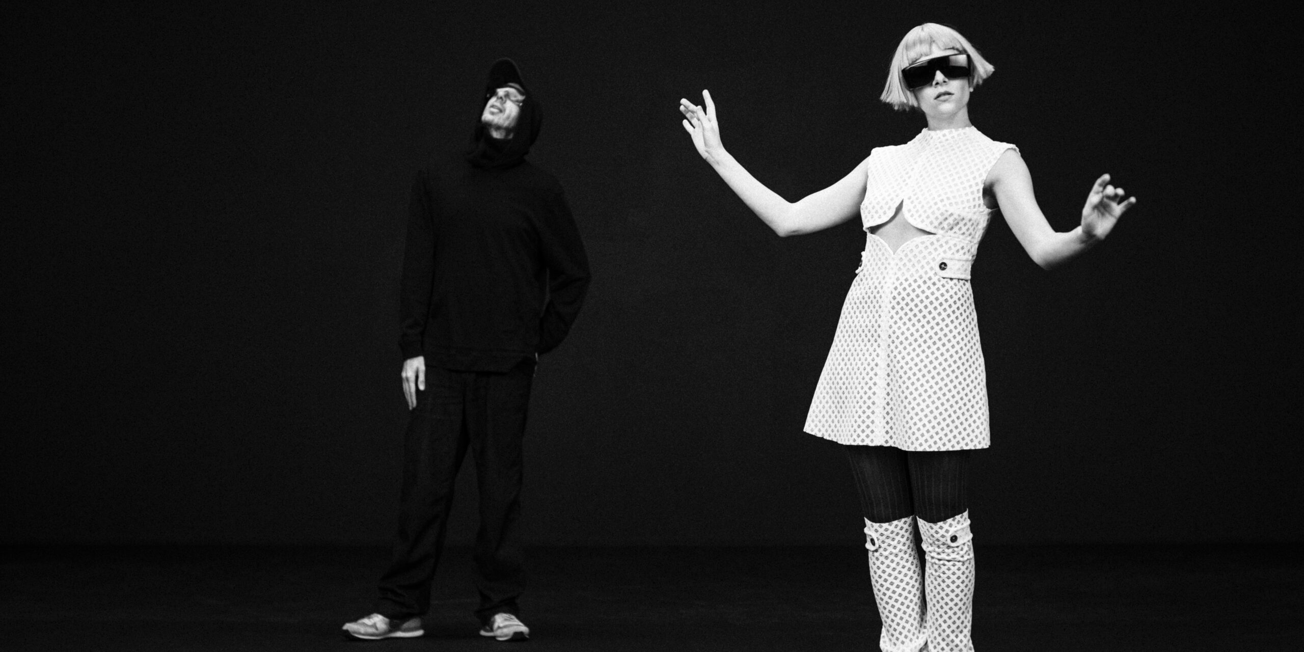 Tom Rowlands z The Chemical Brothers i AURORA łączą siły w projekcie TOMORA  Foto: materiały prasowe / Universal Music Polska