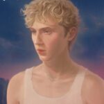 Troye Sivan świętuje dziesięciolecie „Blue Neighbourhood” wyjątkową reedycją Foto: materiały prasowe / Universal Music Polska Troye Sivan świętuje dziesięciolecie „Blue Neighbourhood” wyjątkową reedycją Foto: materiały prasowe / Universal Music Polska