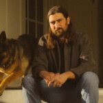 Noah Kahan czeka z włączonym światłem  Foto: materiały prasowe / Universal Music Polska