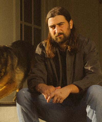 Noah Kahan czeka z włączonym światłem  Foto: materiały prasowe / Universal Music Polska