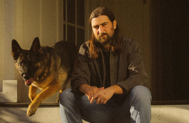 Noah Kahan czeka z włączonym światłem  Foto: materiały prasowe / Universal Music Polska