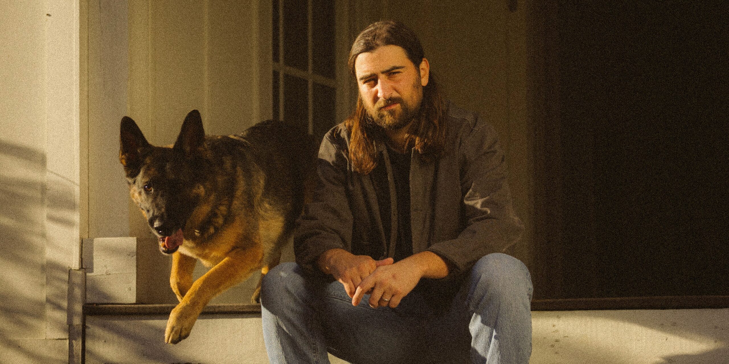 Noah Kahan czeka z włączonym światłem  Foto: materiały prasowe / Universal Music Polska