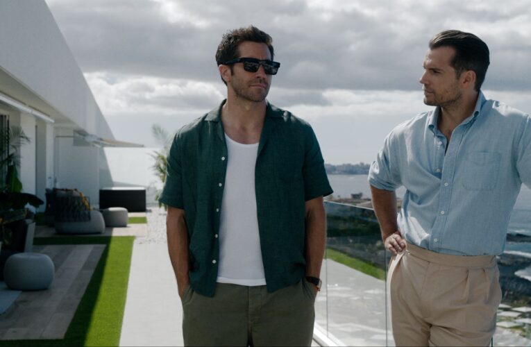 Guy Ritchie sprawdza, czy Jake Gyllenhaal jest dżentelmenem. „Zawodowcy” w kinach od 19 czerwca. Zobacz zwiastun!  Foto: materiały prasowe / Monolith Films