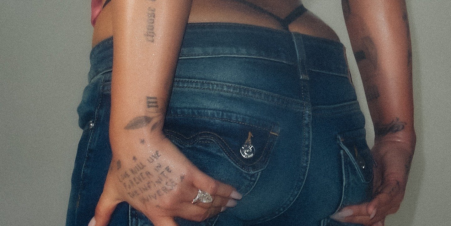 Demi Lovato zakłada biodrówki i szykuje edycję specjalną płyty „It’s Not That Deep”  Foto: materiały prasowe / Universal Music Polska