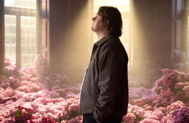 Lewis Capaldi w poruszającym singlu „Stay Love”  Foto: materiały prasowe / Universal Music Polska