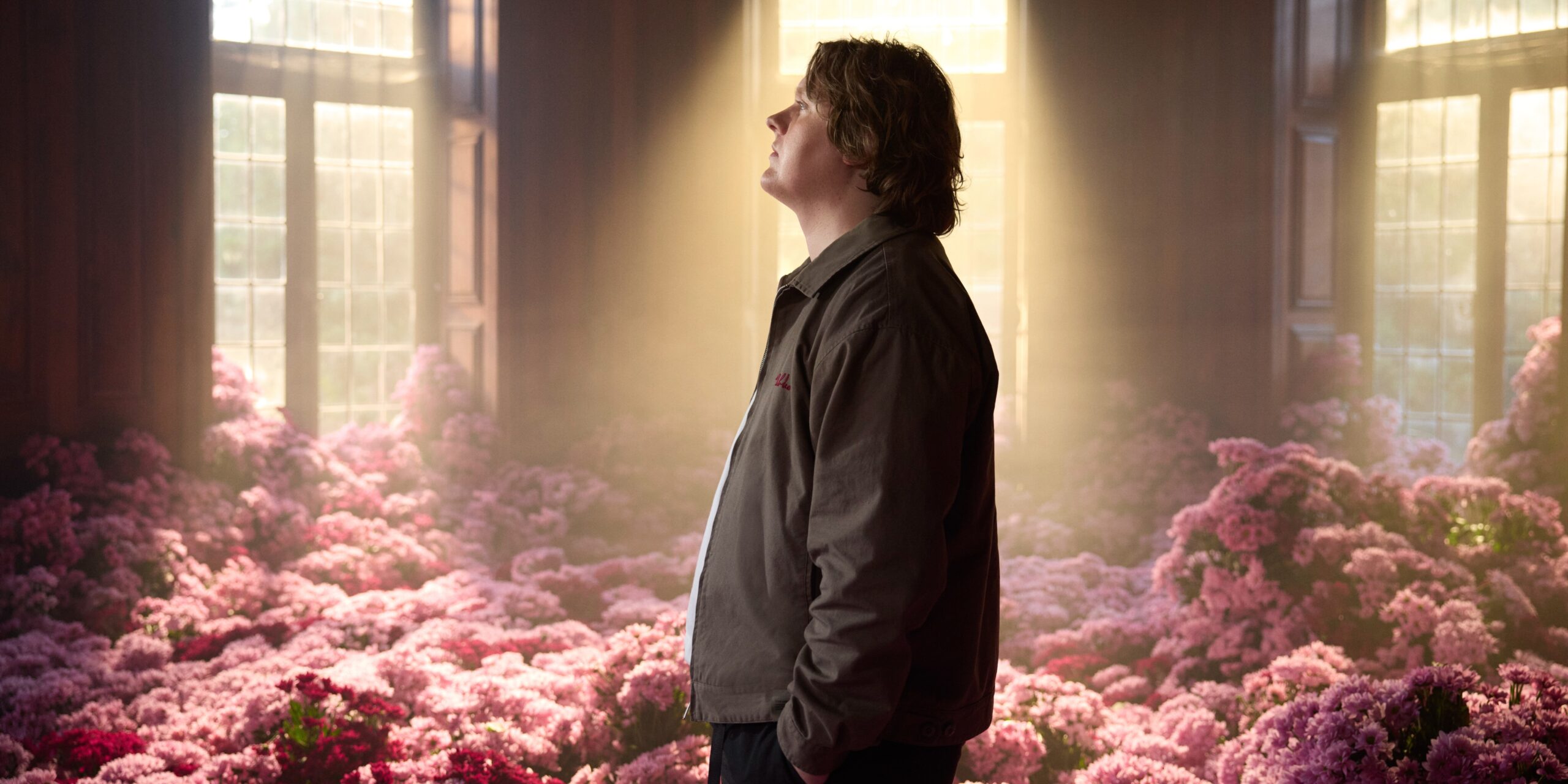 Lewis Capaldi w poruszającym singlu „Stay Love”  Foto: materiały prasowe / Universal Music Polska