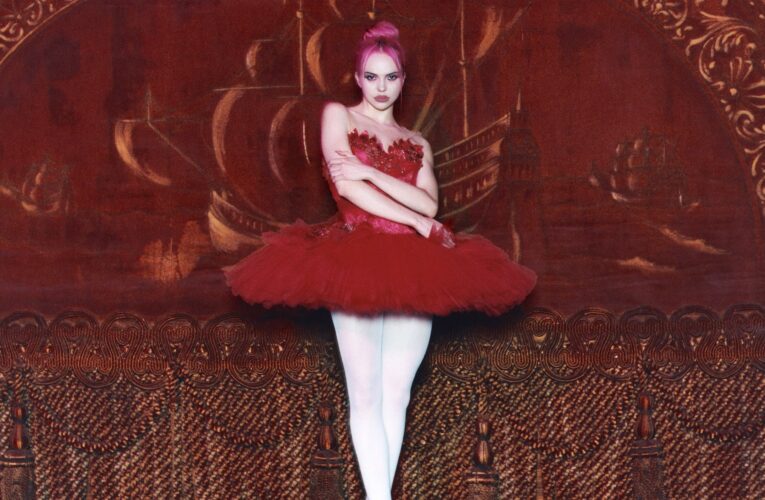 ADÉLA w „KGB” traktuje sławę jak misję specjalną – i nie bierze jeńców  Foto: materiały prasowe / Universal Music Polska