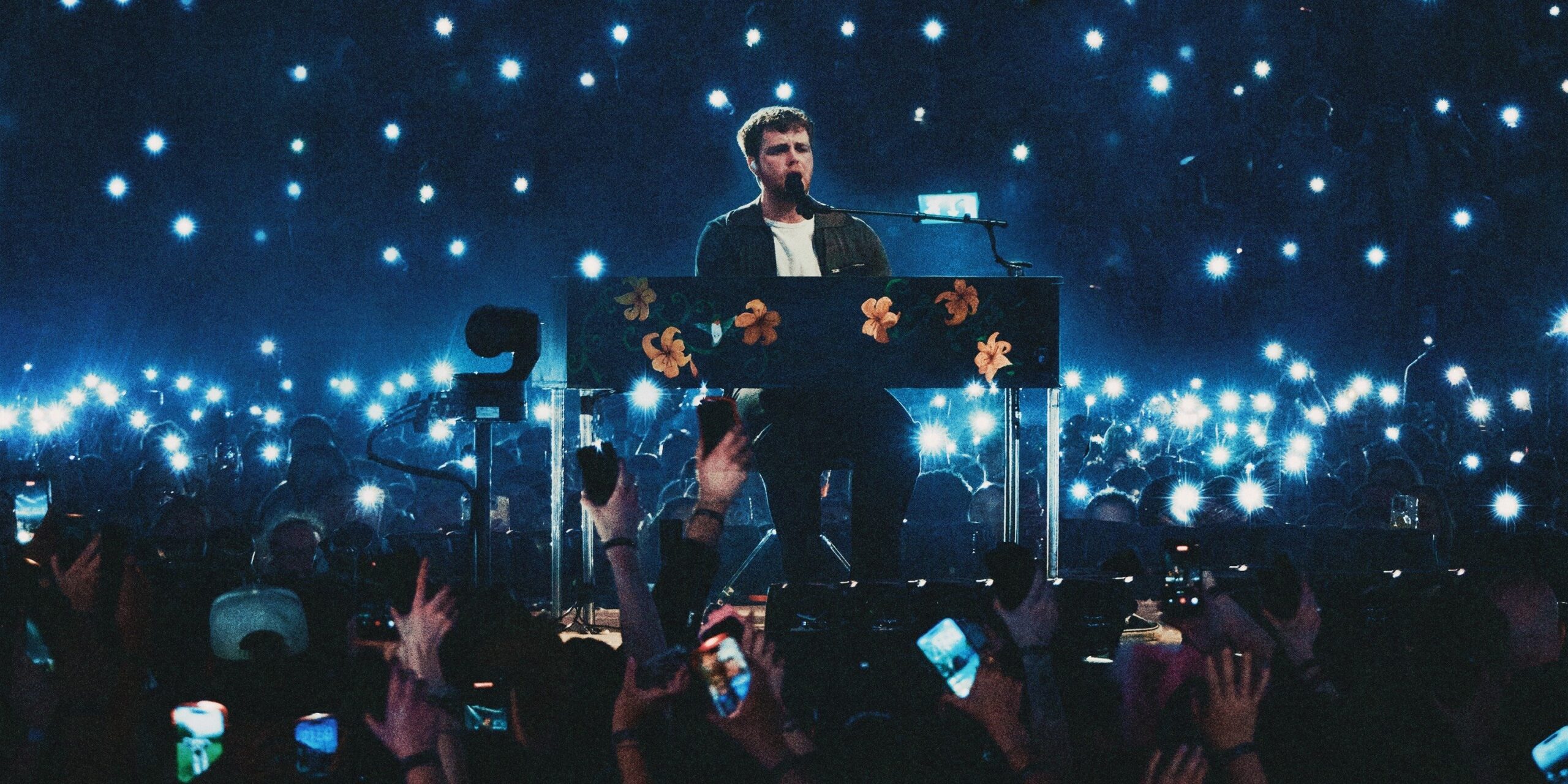Alex Warren o miłości, która przynosi ukojenie. Nowy singiel "Fine Place to Die"  Foto: materiały prasowe / Warner Music Polska