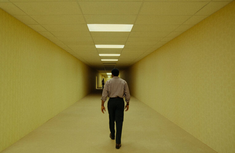 „Backrooms. Bez wyjścia” – bilety na maratony pełne grozy w Multikinie już w przedsprzedaży. Dołącz!  Foto: materiały prasowe / Monolith Films