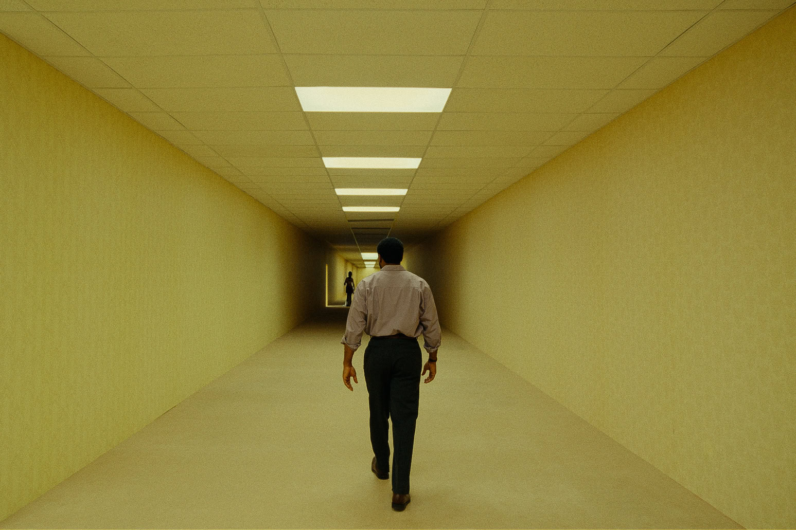 „Backrooms. Bez wyjścia” – bilety na maratony pełne grozy w Multikinie już w przedsprzedaży. Dołącz!  Foto: materiały prasowe / Monolith Films